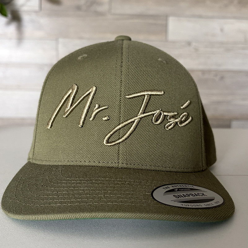 Snapback s výšivkou Mr. José